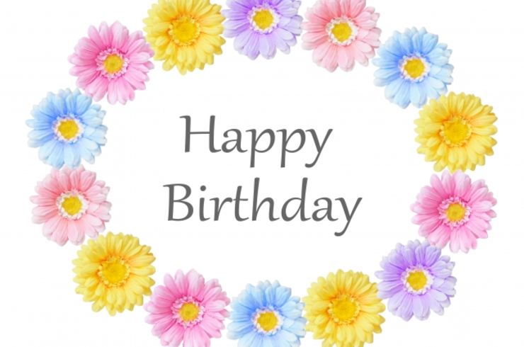 お花の中にhappy birthdayの文字「