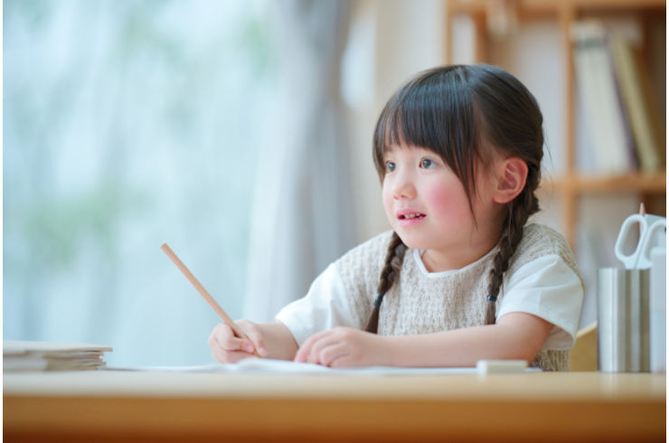 女の子が勉強している