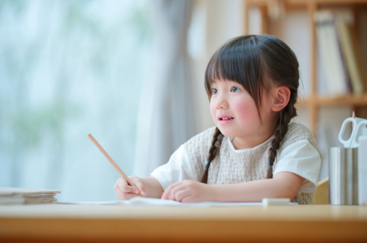 女の子が勉強している