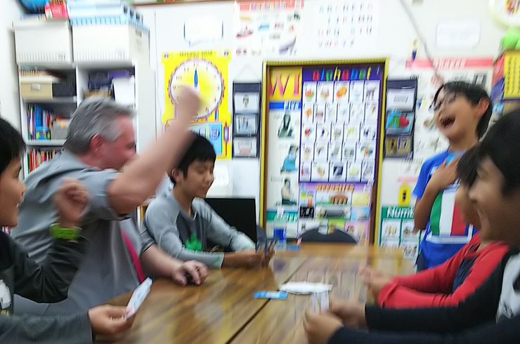 外国講師と子どもが爆笑している