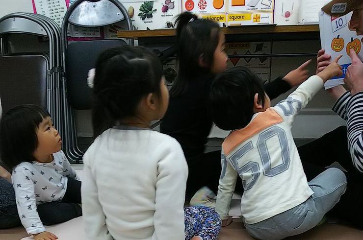 外国人講師を見つめるキッズ