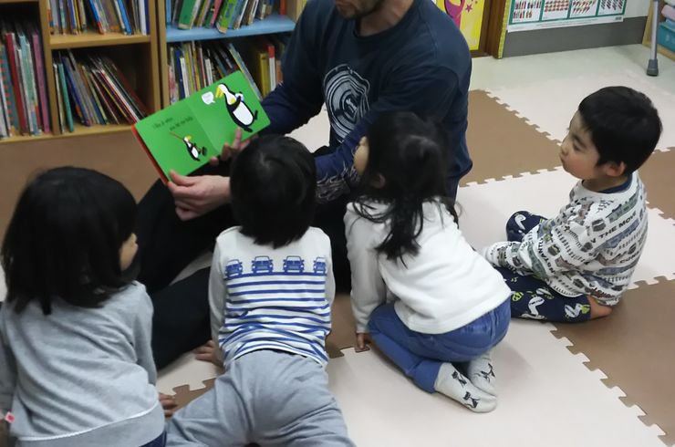 絵本に見入る子どもたち