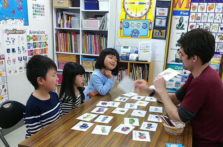 カードでレッスンする子どもたち